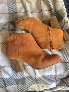 Women’s Suede Ankle Bootie in brown/orange